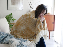 shesay(シセイ)のレジャリーウールブランケット、繊細な編み模様が施された柔らかい90%ウール製の織物