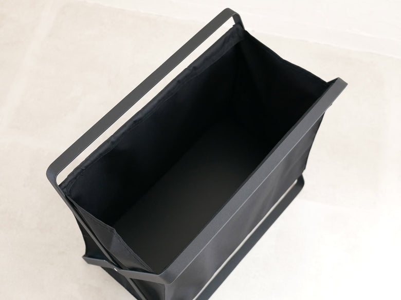 YAMAZAKI/towerのグレーとシルバー色の手荷物収納ボックス。プラスチックとスチール製で耐久性があります。