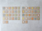 ABCスタンプの木製カードとアクリルボードに数字と三角形のシンボルが描かれたセット