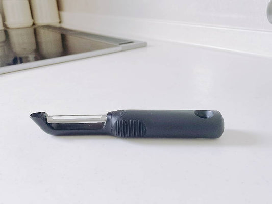 OXOのGood Gripsタテ型ピーラー。握りやすいプラスチックハンドルとステンレス製ブレードを備えた家庭用キッチンツール