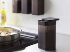 tower製 黒のマグネットスパイスボトル