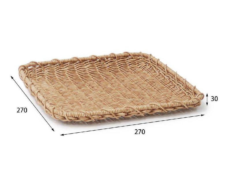 自然素材の編みバスケットにキッチン用具やメッシュざるが収納されている