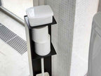 YAMAZAKI/towerのスリムトイレラック。スチール製で高さ70.5cm、トイレットペーパーやタオルを収納できるシェルフ付きのバスルーム用収納ラック。