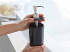 YAMAZAKI/toscaブランドの【tower/タワー】ツーウェイディスペンサー ラウンド。ABS樹脂製の500mlボトルにステンレスポンプを搭載したバスルーム用プラスチック製ソープディスペンサー。