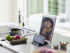 YAMAZAKIタワーのアルミタブレットスタンドにスマホ6台収納