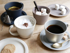 【SAKUZAN】Saraシリーズの磁器製コーヒーカップとソーサーのセット。エレガントなデザインが特徴です。