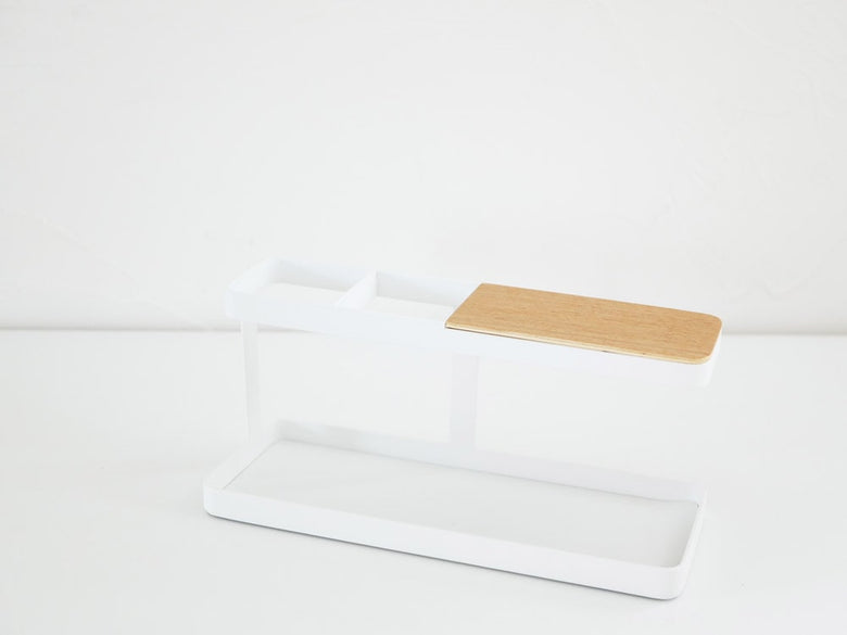 YAMAZAKI/towerブランドのデスクバー。スチールと天然木積層合板製で、プラスチック製のトレイと蓋が付いたオフィス用品がデスク上に配置されています。