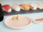 日本製の俊峰陶苑「花あかり」角小皿。手作り陶器で直径80～85mm、高さ18～24mm、自然な風合いと独特の色合いが特徴