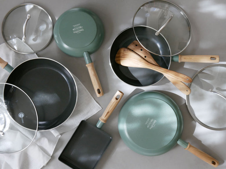 GREEN PANのメイフラワーシリーズの複数サイズフライパンとステンレス製ガラス蓋が美しく並べられた静物写真