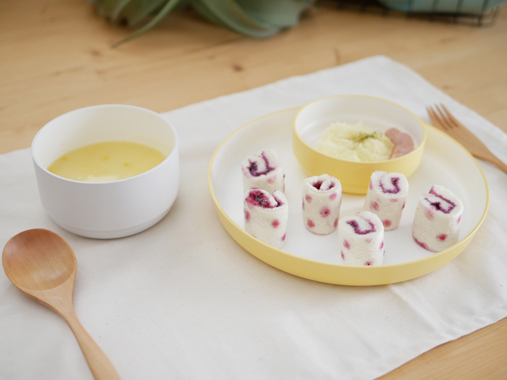 タックのキッズディッシュマグに盛られた食事