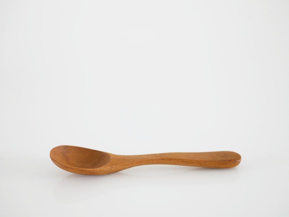 ホーンプリーズのTEAK WOODカトラリーと果物