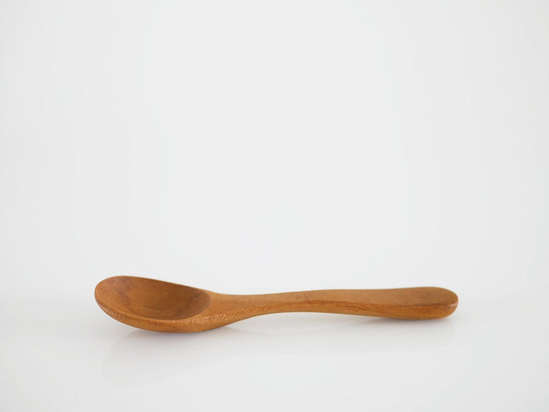 ホーンプリーズのTEAK WOODカトラリーと果物