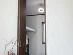 室内天井に取り付けられたグレーのLED照明器具