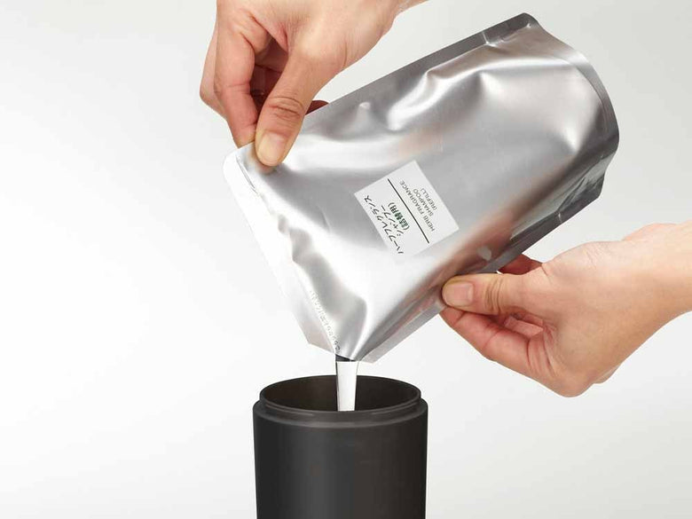 YAMAZAKI/toscaの【tower/タワー】ツーウェイディスペンサー ラウンド、銀色ABS樹脂製500ml容器