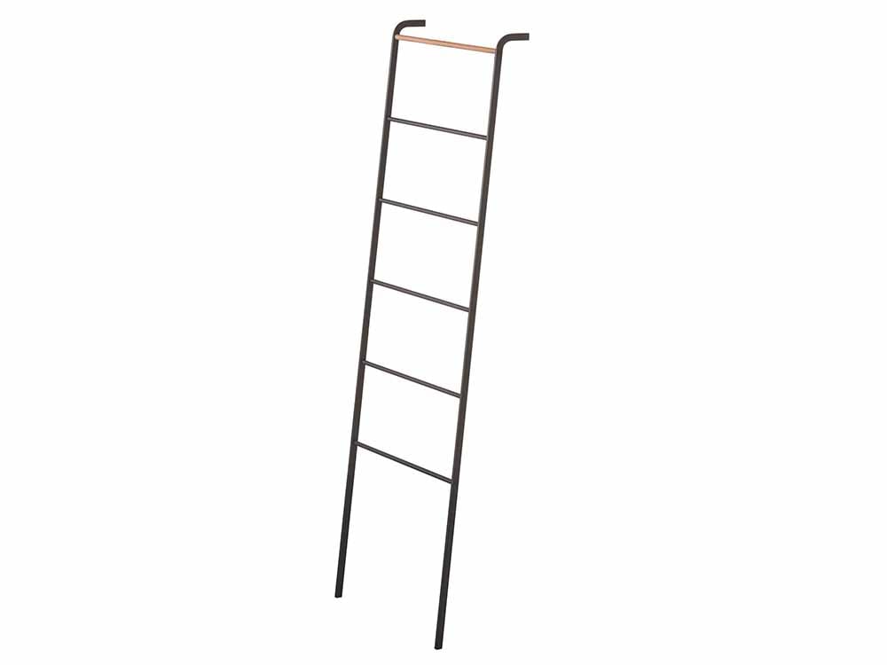 Yamazakiタワー製のラダーハンガー。高さ160cm、幅45cmで各バーに1kgの耐荷重がある実用的な収納用ハンガー