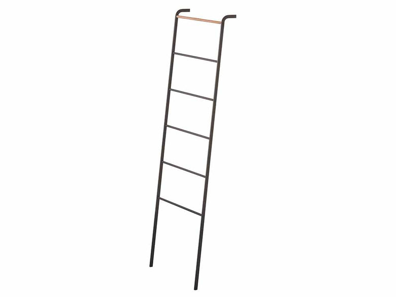 Yamazakiタワー製のラダーハンガー。高さ160cm、幅45cmで各バーに1kgの耐荷重がある実用的な収納用ハンガー