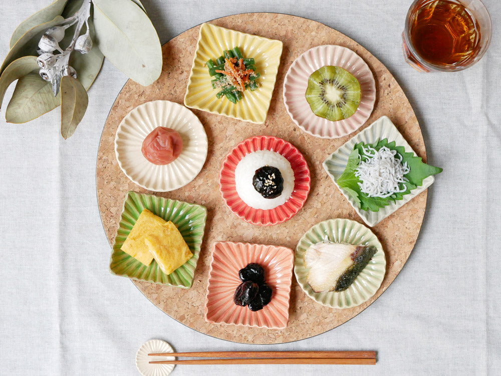 俊峰陶苑の手作り陶器「花あかり」角小皿。自然な風合いと一つ一つ異なる表情を持ち、サイズは80～85mmの四角形