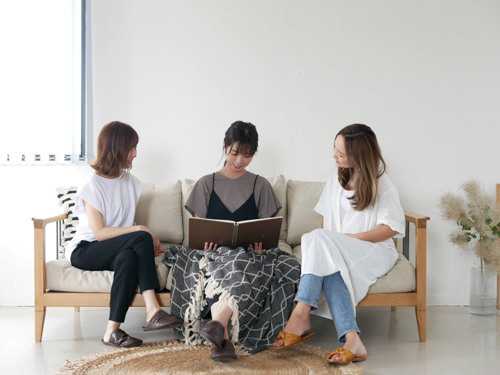アデペシュの3人掛けファブリックソファ