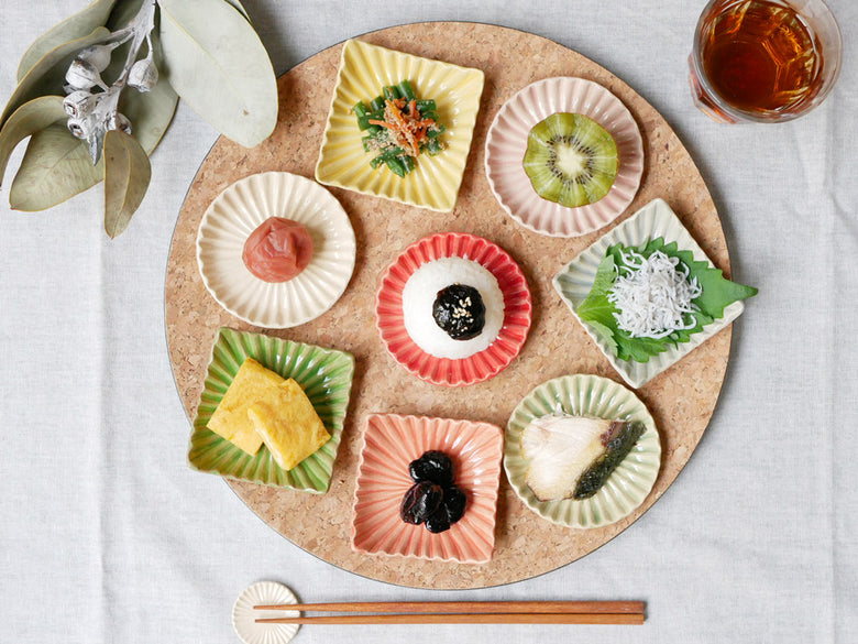 俊峰陶苑の花あかり丸箸置。直径36～39mm、高さ6mmの手作り陶器製で、自然な風合いが特徴的です。