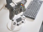 銀色のゲームコントローラー収納ラック