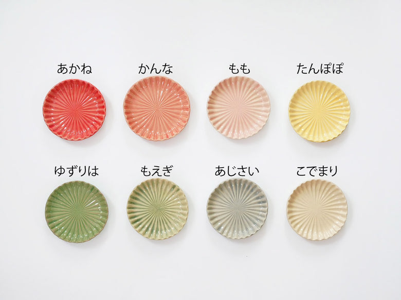 俊峰陶苑の手作り陶器製花あかり角小皿。自然な風合いと独自の模様が特徴で、サイズは80～85cm×高さ18～24cmの日本製です。