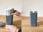 サラサデザインのb2cウェットティッシュスタンド。ABSとシリコン製の本体にシリコン蓋が付いており、サイズは約幅9×奥行9×高さ19cm。