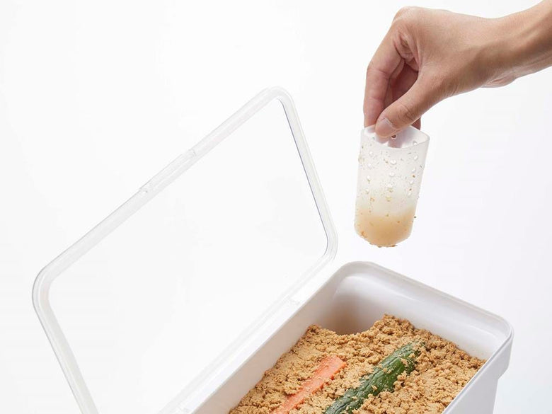 密閉可能なぬか漬けケースと水取り器