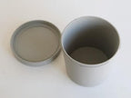 志成販売のホーンプリーズECOキャニスター、銀色の円筒型プラスチック製容器と蓋がセットになった保存用キャニスター