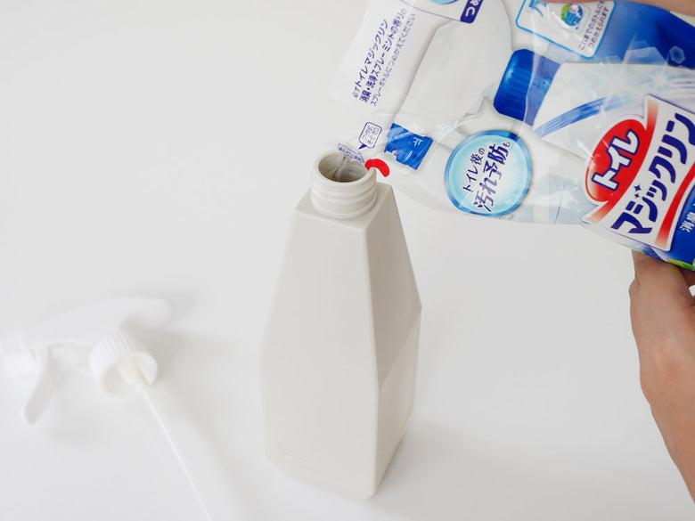 サラサデザインの500ml 2WAYプラスチックスプレーボトル、360度回転可能なデザイン