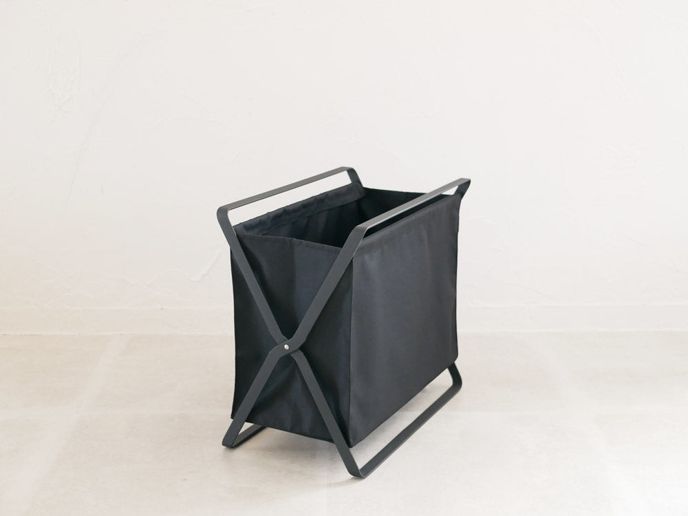 YAMAZAKI/towerの灰色プラスチック製手荷物収納ボックス、幅46cm×奥行29cm×高さ40cm