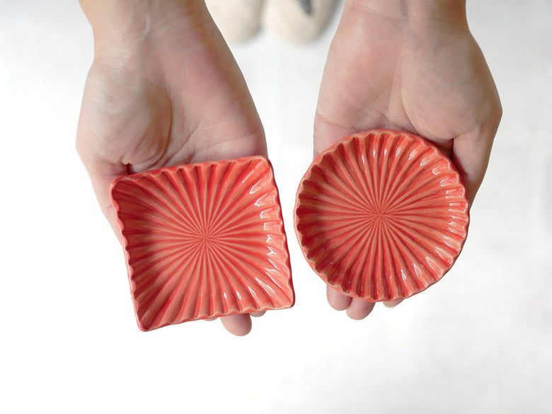 俊峰陶苑の手作り陶器「花あかり」角型小皿、サイズ80～85mm、高さ18～24mm、自然な風合いが特徴