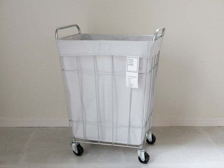 BRIDブリッドのグレー色ランドリーストレージ スクエア45L、プラスチック製ハンドルとキャスター付き収納バスケット