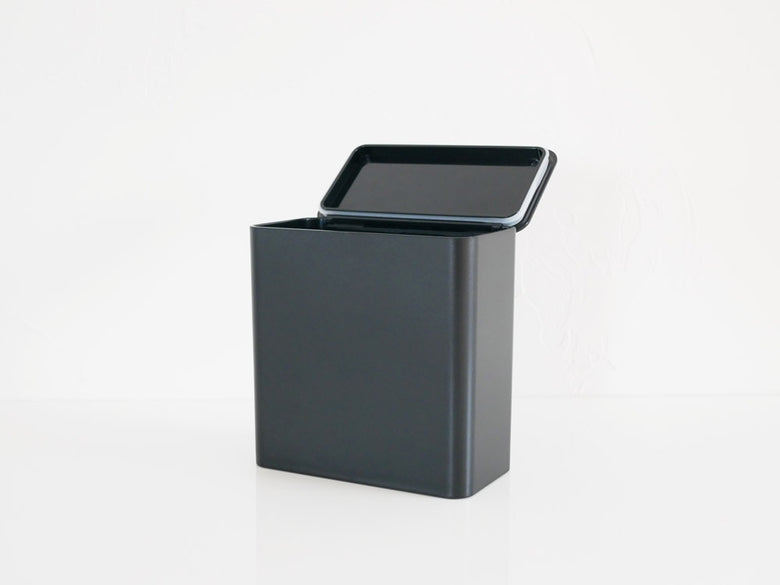 山崎製マグネット洗剤ボールストッカーの蓋付きプラスチック容器