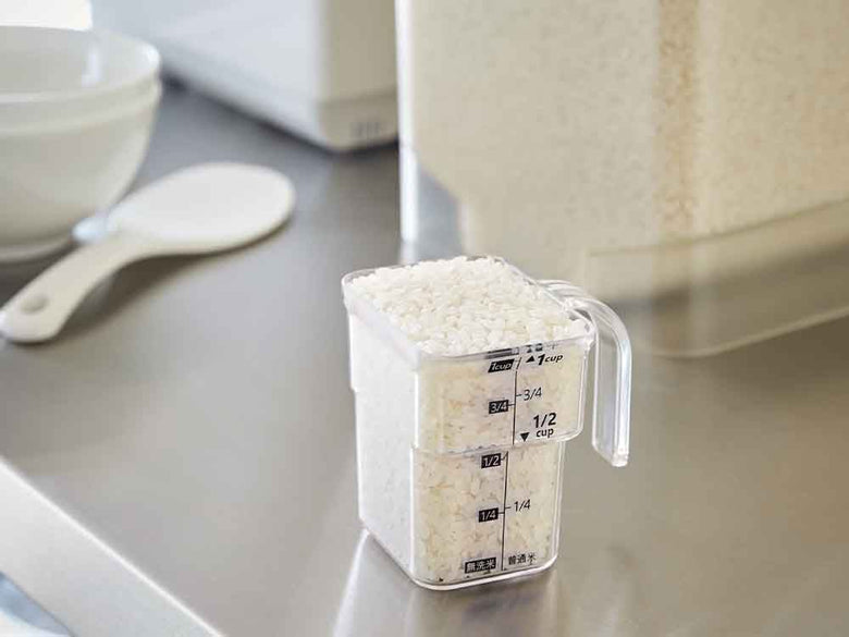 プラスチック製の密閉米びつと計量カップ