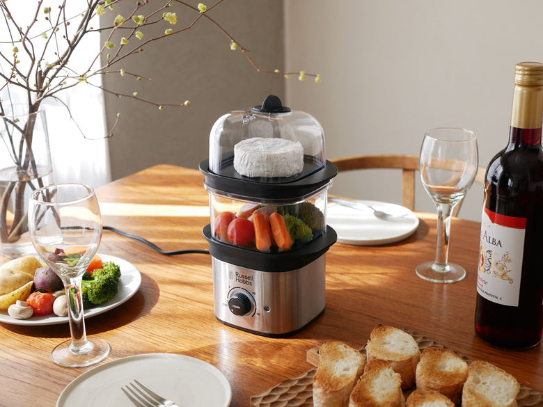 Russell Hobbs クイックミニスチーマーで蒸し料理中の野菜と調理器具