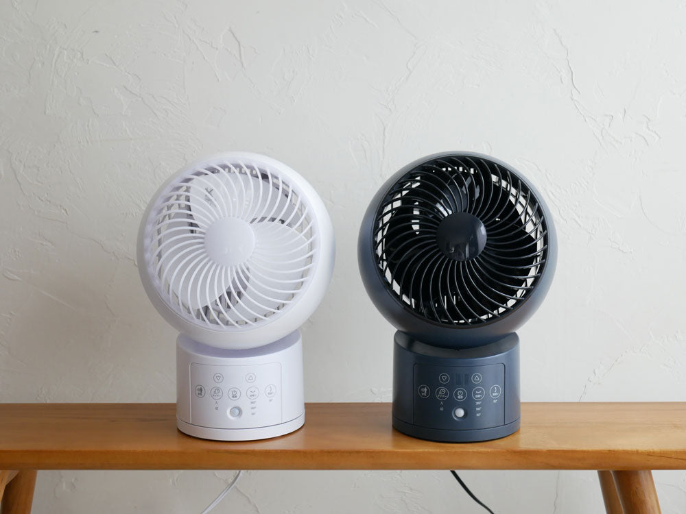 銀色の家庭用節電センサー付きDCウォッシャブルサーキュレーター360、本体とリモコンが映った画像