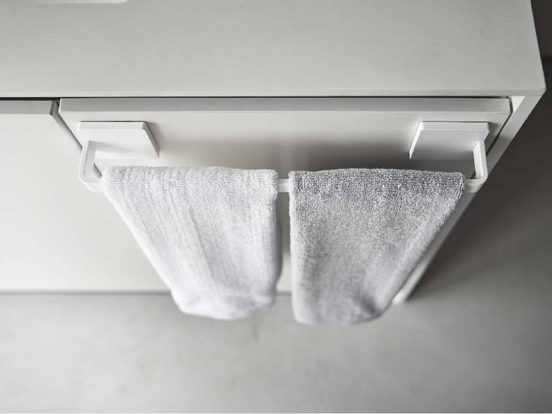 ABS樹脂製の【MIST/ミスト】フィルムフック タオルハンガー W36が平らな壁面に取り付けられ、タオルを掛けている様子