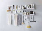 キッチンの棚に【MIST/ミスト】フィルムフック トレー W18が設置され、タオルや調理器具が整然と並んでいる様子