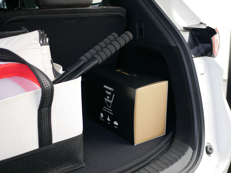マツダ製ハイブリッドクロスオーバーSUVのトランクにカーシートと荷物が収納されているコンセプトカーの画像