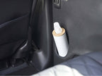 トヨタ車のレザーシートカバーに取り付けられた【RIN/リン】ボトル型ティッシュケース S。シートベルトとヘッドレストが背景に映る