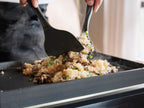 バルミューダのThe Plate Pro、Griddle&Cover、たこ焼きプレートがキッチンに並び、調理器具やフライ返しと共にセットアップされている様子