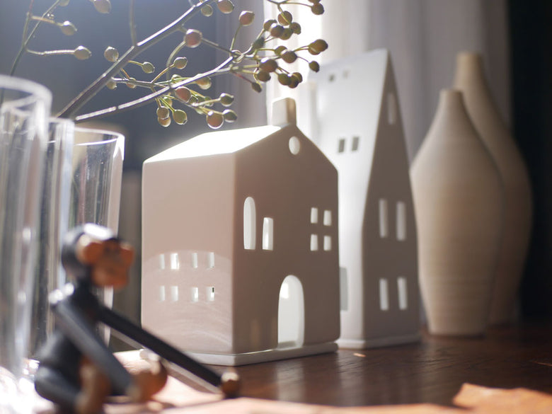 レダーLight Houseシリーズの磁器製キャンドルホルダーがテーブルに配置された静物写真