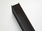 【tower/タワー】スリムデスクオーガナイザー。スチール製の幅50cm、高さ8.2cmの本体に小物トレーと仕切りが付いたデスク整理用品