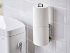 スチール製タワー型フィルムフックトイレットペーパーホルダーがバスルームに設置されている様子