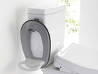 白いトイレに取り付けられた【tower/タワー】フィルムフックトイレ用品収納フック