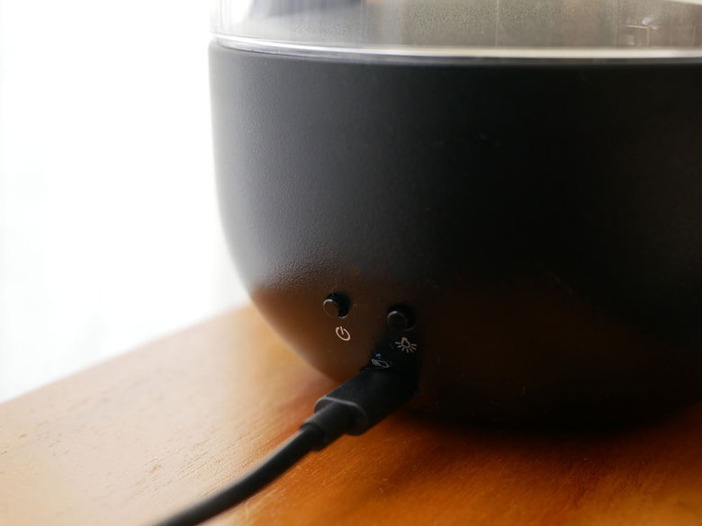 スタドラフォームのSOPHIEアロマディフューザー、シルバーの超音波式電子機器がテーブルに置かれている様子
