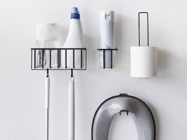 銀色のプラスチック製シリンダー型歯ブラシホルダーが取り付けられたウォールトイレ用品収納フック