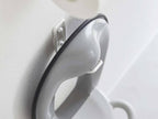 白色のトイレに取り付けられたタワーウォールトイレ用品収納フックとプラスチック製便座