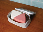 ピンク色のジェルクール square L ランチボックス。蓋が保冷剤として機能するプラスチック製の食品保存容器で、オフィスや日常使用に最適です。