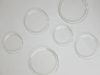 ドイツ製ホウケイ酸ガラスの透明な「Glass Plate」小型サイズ。ペトリ皿や実験器具と共に展示されている製品写真。